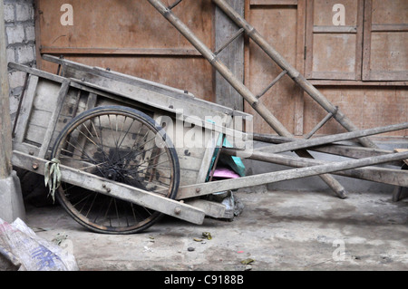 Tradizionali carrelli in legno sono ampiamente utilizzati in Vietnam. Semplice due carrelli a ruote sono tirato dietro i proprietari o i loro bovini sono Foto Stock