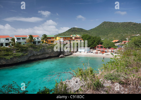 Curacao, isola dei Caraibi, indipendente dai Paesi Bassi a partire dal 2010. Playa Lagun. Case vacanze e spiaggia. Foto Stock