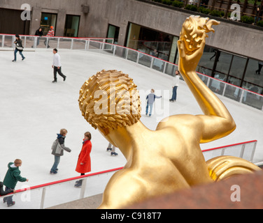 La statua di Prometeo Rockefeller Center di New York si trova sul retro della famosa pista di pattinaggio su ghiaccio che è aperta Foto Stock