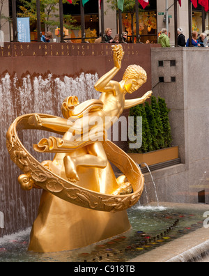 La statua di Prometeo Rockefeller Center di New York si trova sul retro della famosa pista di pattinaggio su ghiaccio che è aperta Foto Stock