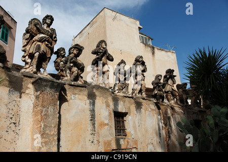 La Villa Palagonia è una settecentesca residenza di lusso e giardino di sculture nella città di Bagheria. Foto Stock