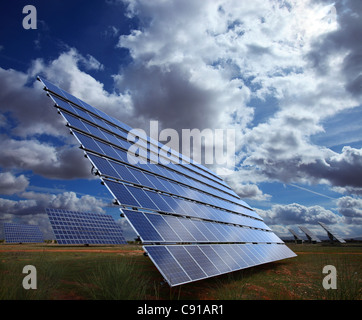 Impianto fotovoltaico vicino a Valdepenas, La Mancha, Castilla, Spagna Foto Stock