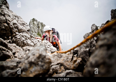 Alpinista femmina a Kopftoerlgrat, Ellmauer Halt, Kaiser Mountain Range, Tirolo, Austria Foto Stock