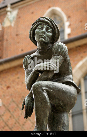 Statua di metallo di uno studente medievale da Cracovia sulla parte superiore di una pompa di acqua piccola nella St Mary's Square di fronte a Santa Barbara Chiesa Foto Stock