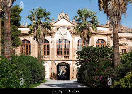 La Villa Palagonia è una settecentesca residenza di lusso e giardino di sculture nella città di Bagheria. Foto Stock