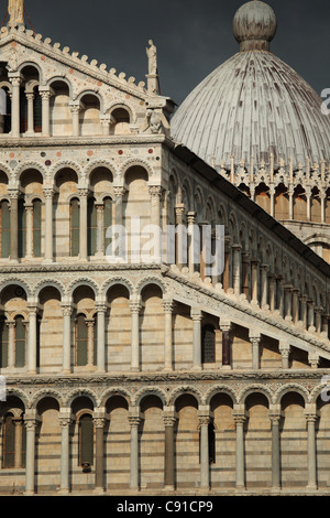 Il Duomo di Pisa è una cattedrale costruita in epoca bizantina lo stile architettonico in marmo e in pietra che si erge nella piazza dei Foto Stock
