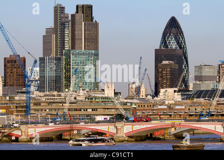 Iconico skyline di Londra vista dal ponte di Waterloo 5, Autunno tardo pomeriggio Foto Stock