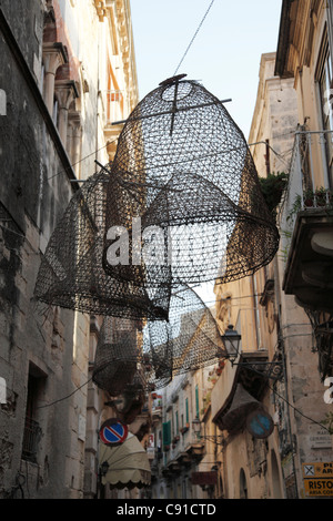 Le reti da pesca vengono appesi ad asciugare nelle viuzze della vecchia città di Siracusa e Ortigia. Foto Stock