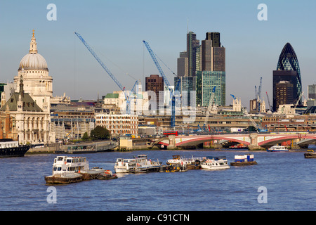 Iconico skyline di Londra vista dal ponte di Waterloo, Autunno tardo pomeriggio autunnale Foto Stock