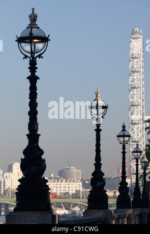 Lampioni su Albert Embankment, London Eye in background Foto Stock