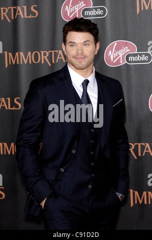 Kellan Lutz presso gli arrivi per gli immortali Premiere, Nokia Theater in L.A. LIVE, Los Angeles, CA 7 novembre 2011. Foto Da: Michael Germana/Everett Collection Foto Stock