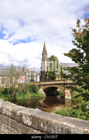 Morpeth è una città di mercato sul fiume verdellino con una storica chiesa e un Thomas Telford progettato ponte sopra il fiume. Foto Stock