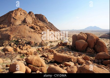 Di granito rosso e rock rock di bilanciamento nella savana, Spitzkoppe, Namibia Foto Stock