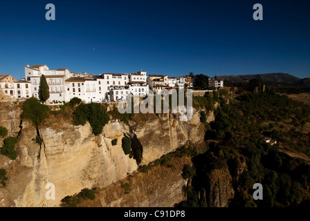 Ronda è una città storica in montagna, costruito sul bordo del Tajo gorge. Foto Stock