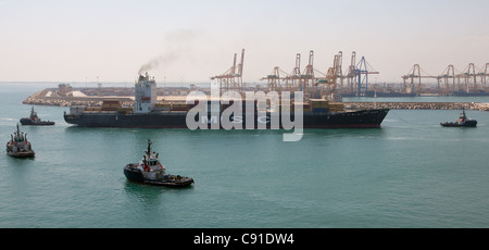 Grande nave portacontainer 'MSC DIEGO' che entra nel porto di Valencia con assistenza tugs Foto Stock