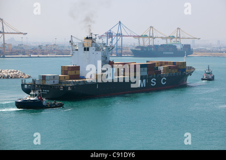 Grande nave portacontainer 'MSC DIEGO' che entra nel porto di Valencia con assistenza tugs Foto Stock