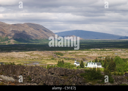 Meravigliose viste può essere visto dal Grande Rift per la chiesa di Pingvallakirkja sul bordo del Pingvellir Parco Nazionale. Foto Stock