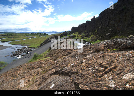 Meravigliose viste può essere visto dal Grande Rift per la chiesa di Pingvallakirkja sul bordo del Pingvellir Parco Nazionale. Foto Stock