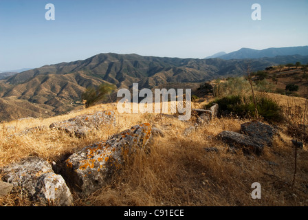 Le rovine della fortezza Bobastro può essere visto da una collina sopra il El Chorro Gorge, guardando verso la Sierra de Alcaparain. Foto Stock