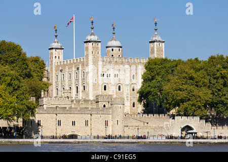 La Torre di Londra in una calda giornata d'Autunno Foto Stock