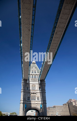 Il Tower Bridge durante l'autunno onda di calore 3 Foto Stock