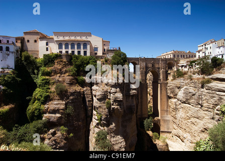 Il Puente Nuevo ("Nuovo ponte") attraversa il fiume Guadalevin in Ronda. Foto Stock