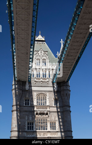 Il Tower Bridge durante l'autunno onda di calore 4 Foto Stock