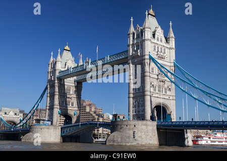 Il Tower Bridge durante l'autunno onda di calore 10 Foto Stock