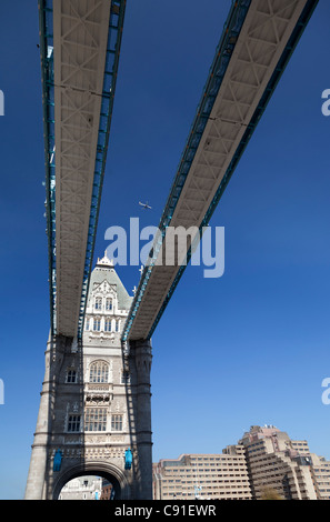 Il Tower Bridge durante l'autunno onda di calore - in aereo Foto Stock