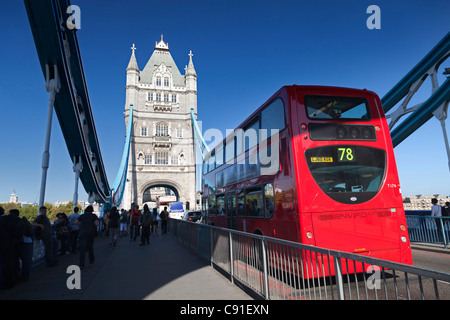 Il Tower Bridge durante l'autunno onda di calore, bus bloccato mentre bridge rising 2 Foto Stock