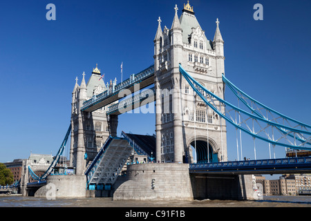 Il Tower Bridge durante l'autunno onda di calore, con centro span fino 9 Foto Stock