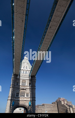 Il Tower Bridge durante l'autunno onda di calore Foto Stock