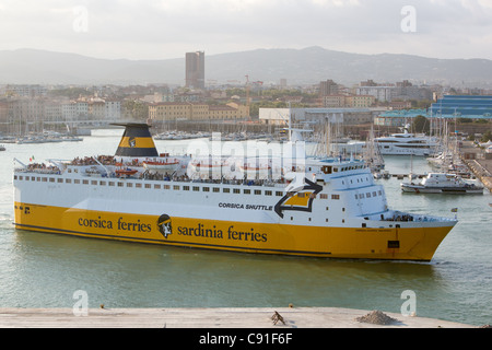 La mattina presto in barca a vela in traghetto dal porto di Livorno Italia per destinazioni nel Mediterraneo. Foto Stock