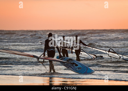 Windsurf sulla spiaggia di St Peter-Ording, luce della sera, Schleswig-Holstein, costa del Mare del Nord, Germania Foto Stock