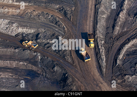 Vista aerea di un open-pit miniera di lignite, i camion che trasportano carbone marrone, Schoeningen, Bassa Sassonia, Germania Foto Stock