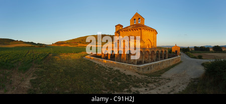 Chiesa di Santa Maria de Eunate nella luce del sole di sera, Provincia di Navarra, Spagna settentrionale, Spagna, Europa Foto Stock