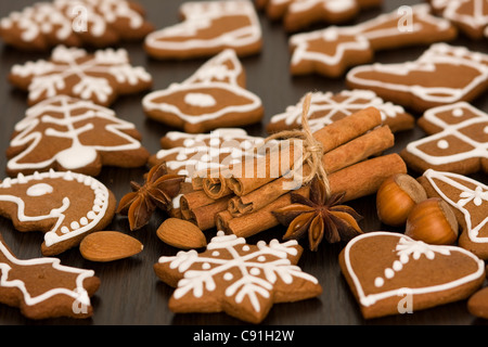 In casa biscotti di Natale - pan di zenzero con spezie Foto Stock