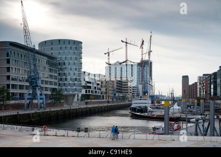 Vista dalle terrazze di Magellano verso Sandtorkai (ri) e Kaiserkai (le). Sandtorhafen Harbour City città anseatica di Amburgo Ger Foto Stock