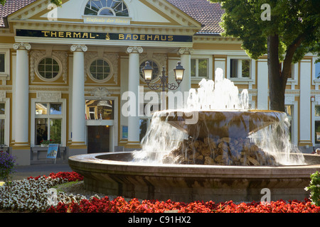 Fontana nella parte anteriore del thermal-bathhouse Thermal-spa centro termale di Bad Neuenahr Bad Neuenahr-Ahrweiler Ahr Eifel Renania-palatinato Ge Foto Stock