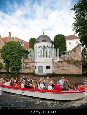 Molti di Bruges storica case mercantili parte anteriore su una complessa rete di canali che sono stati utilizzati come vie commerciali in tempi passati Foto Stock