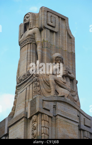 Landau monumento davanti l Art Nouveau Festival Hall (1905-07 Hermann Goerke) vista parziale Suedliche Weinstrasse tedesco Win Foto Stock