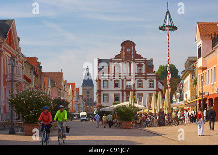 Massimiliano street e Altpoertel (town gate), Speyer, Renania-Palatinato, Germania, Europa Foto Stock