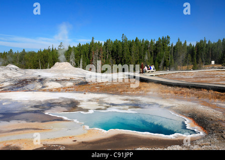 I turisti in attesa per l'eruzione di Lion Geyser, Upper Geyser Basin, il Parco Nazionale di Yellowstone Foto Stock