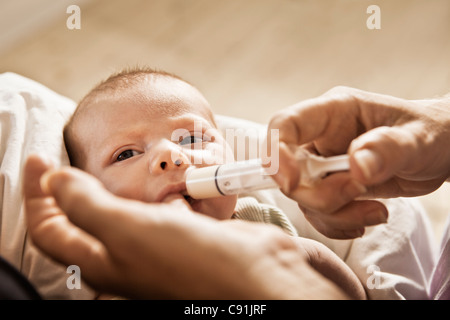 Alimentazione di madri di neonati con siringa Foto Stock