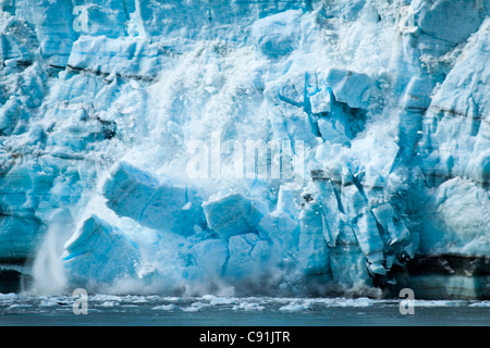 Chiusura del ghiacciaio Margerie parto con un enorme pezzo di ghiaccio cadano, Parco Nazionale di Glacier Bay & preservare, a sud-est di Alaska Foto Stock