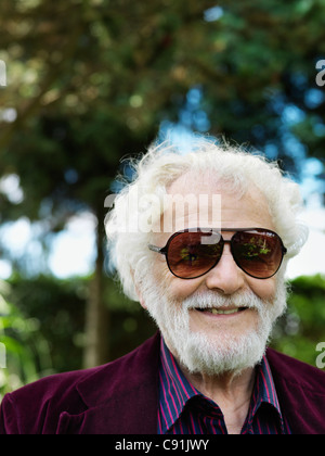 Sorridente uomo vecchio indossando occhiali da sole Foto Stock