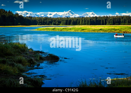 Due persone discese in canoa lungo il fiume Bartlett con la gamma Fairweather in background, il Parco Nazionale di Glacier Bay , Alaska Foto Stock