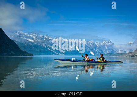 Sea kayakers paddling in Muir ingresso su una giornata di sole, parco nazionale di Glacier Bay & preservare, a sud-est di Alaska, estate Foto Stock