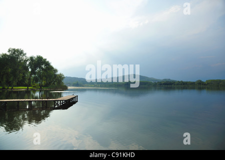 Ancora lago sotto il cielo blu Foto Stock