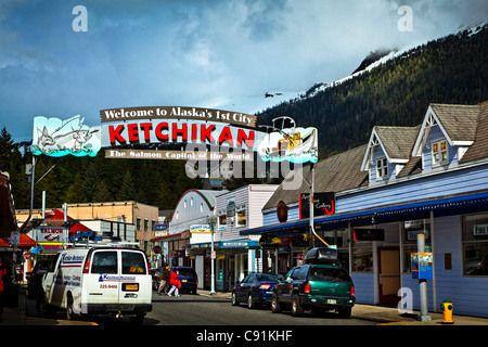 Il benvenuto arco di Ketchikan e colorata giftshops in downtown Ketchikan, a sud-est di Alaska, estate Foto Stock